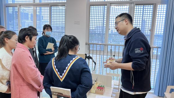 二幼：探科学之谜   点梦想之光