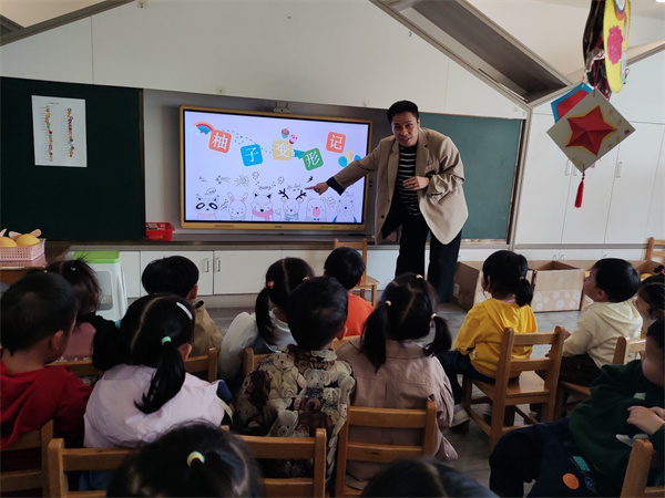 二幼：家长进课堂   柚子变形记