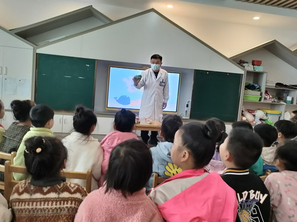 二幼：爸爸进课堂   关注营养促健康