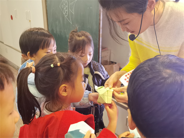 二幼：传红色文化   润红色童心