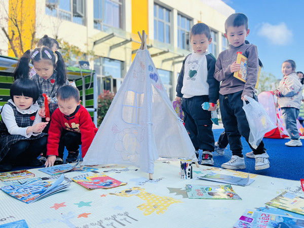 二幼：​图书义卖    “阅”动童年