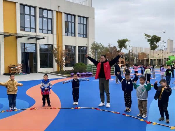 二幼：小手拉大手   健身动起来