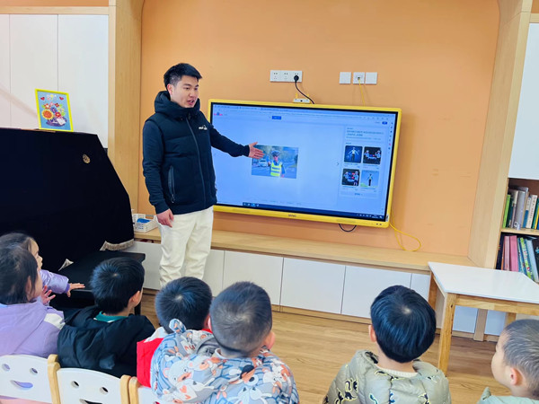 二幼：文明守法   平安回家