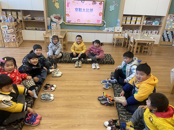 二幼：萌娃初长成   穿鞋我能行