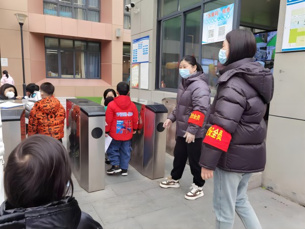 二幼：用心导护  安全相伴