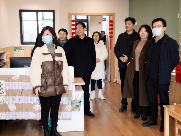 二幼：南通市教育局副局长陈斌率队检查海安市彩虹幼儿园开学工作