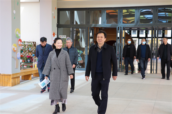 二幼：徐州市铜山区教育局参观海安市彩虹幼儿园食堂