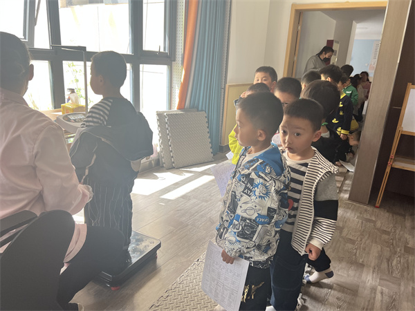 二幼：健康体检   护航成长