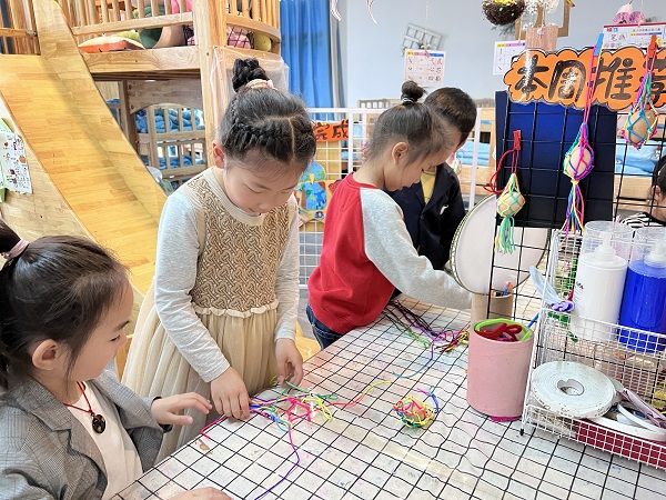 二幼：编五彩蛋兜    品民俗文化