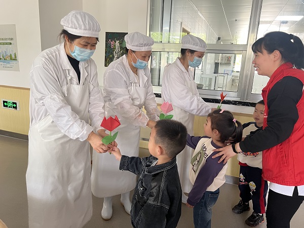 二幼：心手相牵   快乐成长 