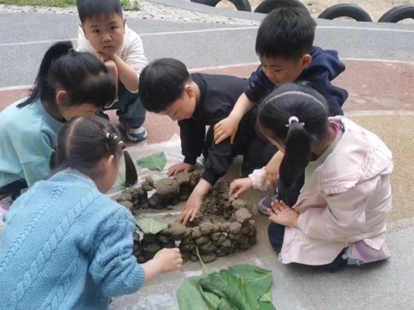 二幼：家园合作    与“泥”不期而遇