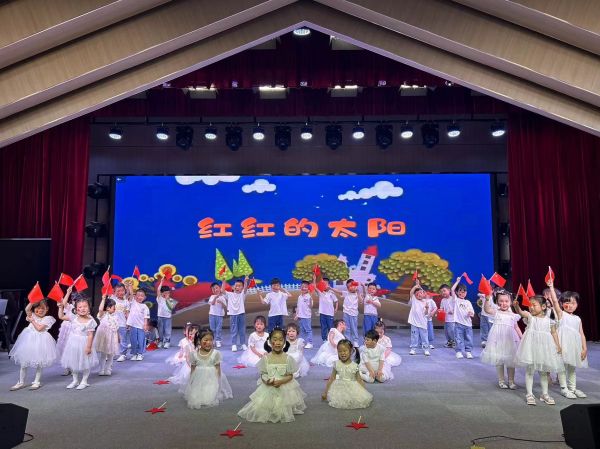 二幼：歌声献祖国 快乐向未来