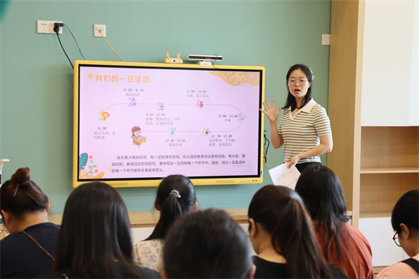 携手同行，只为初见的你  ——  二幼小班组新生家长会