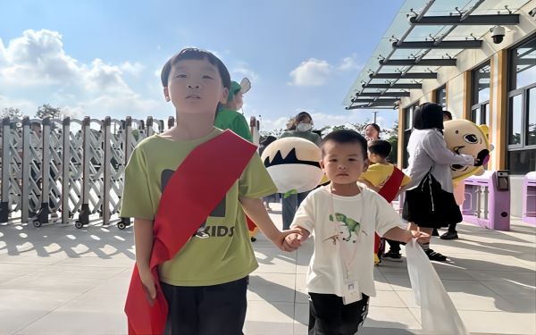 二幼：“大带小” ——  小班幼儿适应活动