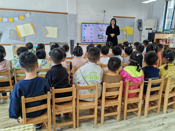 二幼：故事妈妈进校园   红色精神伴成长