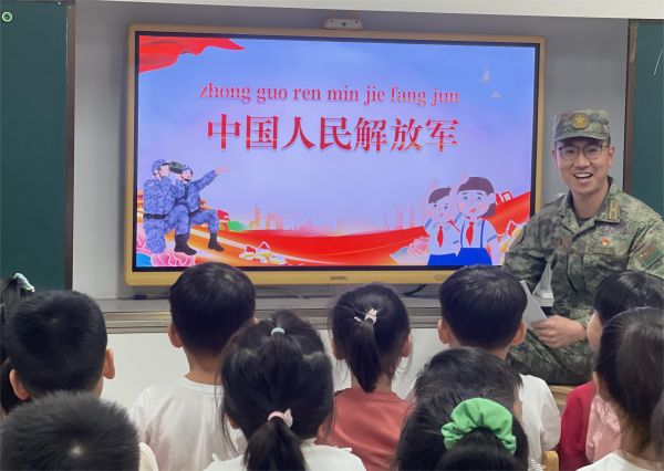 二幼：小小军人梦   纯纯爱国心