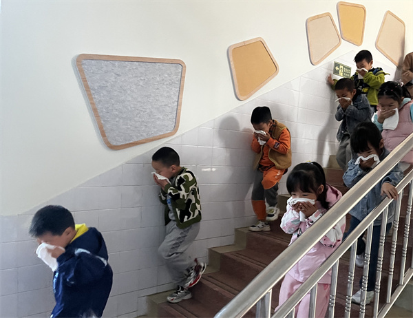 二幼：防患于未“燃”——安平东路幼儿园开展“119”消防演练活动