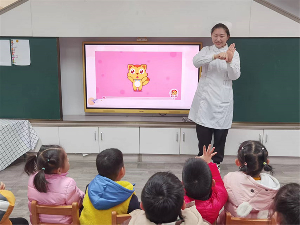 二幼：护士妈妈来助教  携手健康共成长