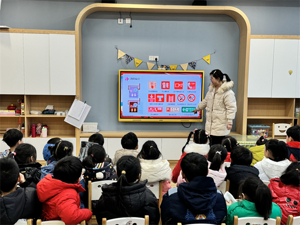 二幼：消防安全第一课 筑牢安全防火墙
