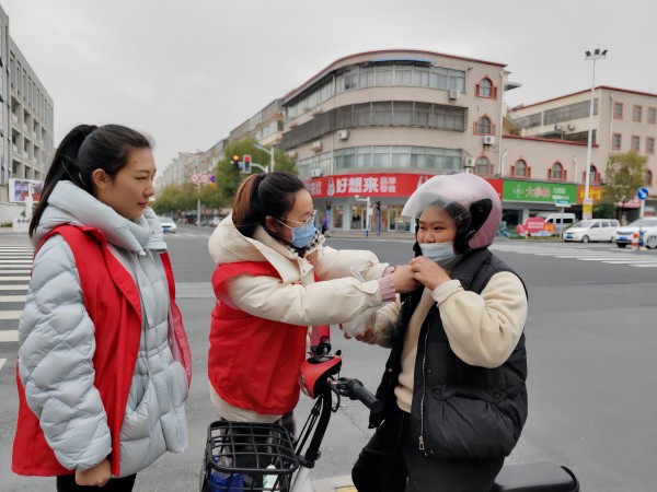 一盔一带，与安全同行  —— 学雷锋˙文明实践我行动