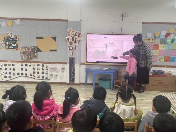 二幼：“清”风送思念   “明”媚好春光