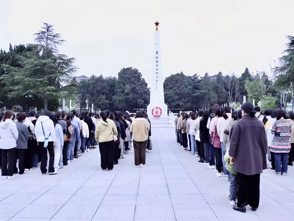 赓续红色血脉 砥砺青春韶华  —— 海安市第二实验幼儿园党支部开展清明节祭扫活动