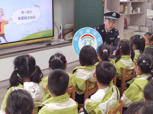 民警进校园 安全宣讲进行时