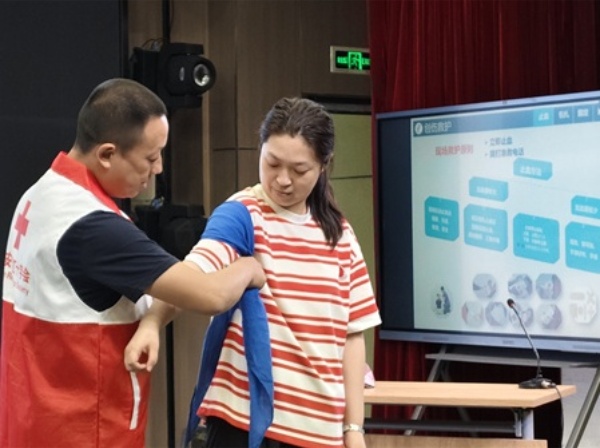 二幼：急救知识进校园   师生练“救”真本领