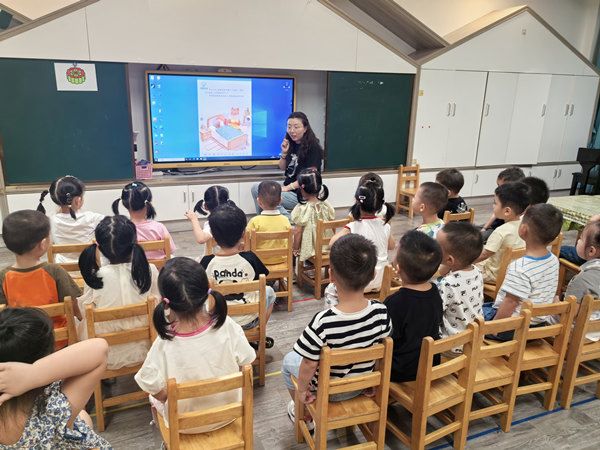 二幼：故事妈妈进课堂   书香满溢伴成长