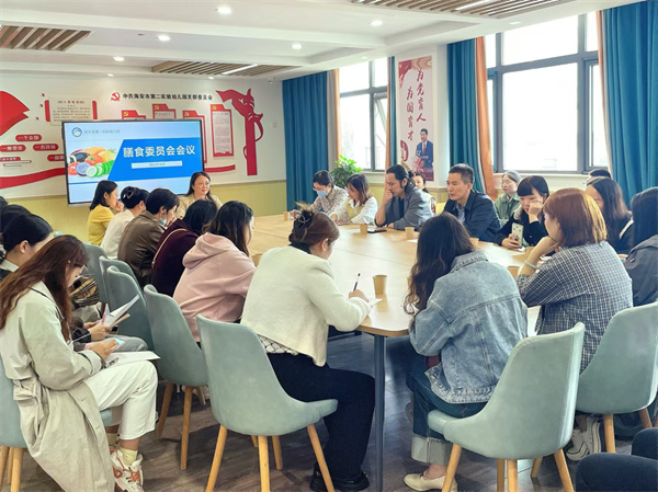 二幼：牵手齐相聚  秋日话膳食