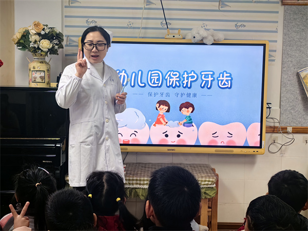 二幼：爱牙护牙   我们在行动