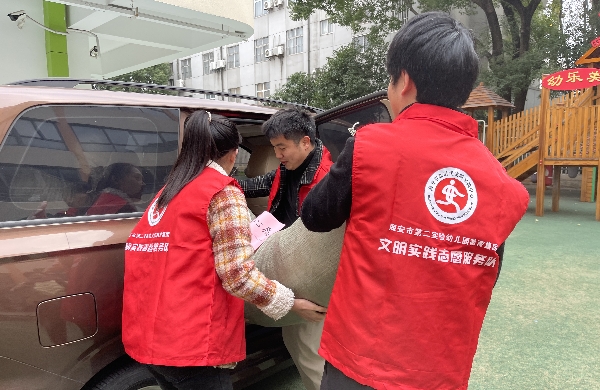 二幼：衣暖人心   爱传千里