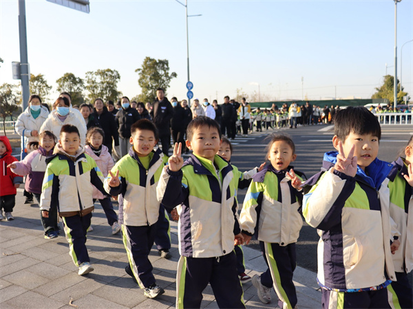 f7bc63beb0e24d1983fb4908ceca1799.jpg f7bc63beb0e24d1983fb4908ceca1799.jpg