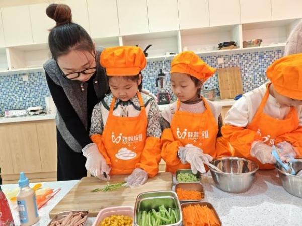 二幼：巧手做美食  美味卷起来