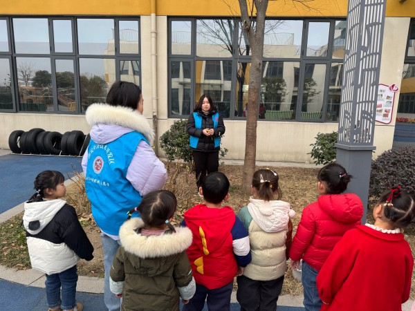 二幼：冬日送暖   护绿先行