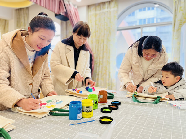 二幼：指尖生花绘雅韵    巾帼逐梦绽芳华