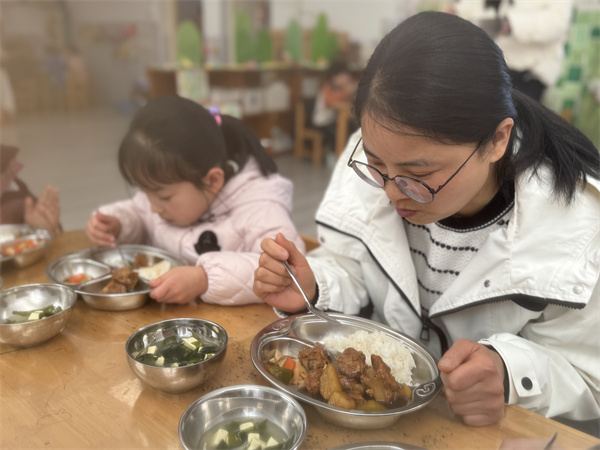 二幼：暖心陪餐  共享美味