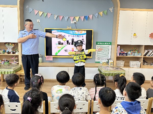 二幼：交警家长进校园   共筑安全“同心圆”
