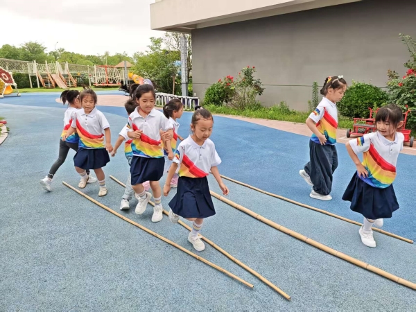 竹韵悠扬 童声欢畅  ——  海安市彩虹幼儿园萌娃乐跳竹竿舞