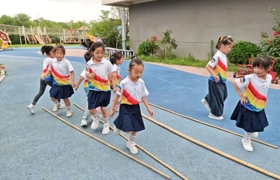 竹韵悠扬 童声欢畅  ——  海安市彩虹幼儿园萌娃乐跳竹竿舞