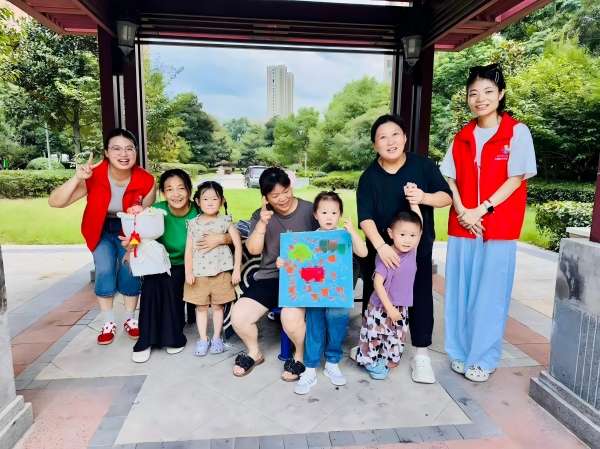 二幼：萌娃进社区  爱心暖邻里