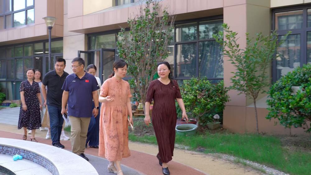 二幼：情系教育润桃李  慰问送暖励师心