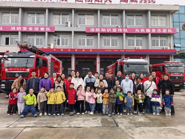 二幼：探秘消防队  安全记心间